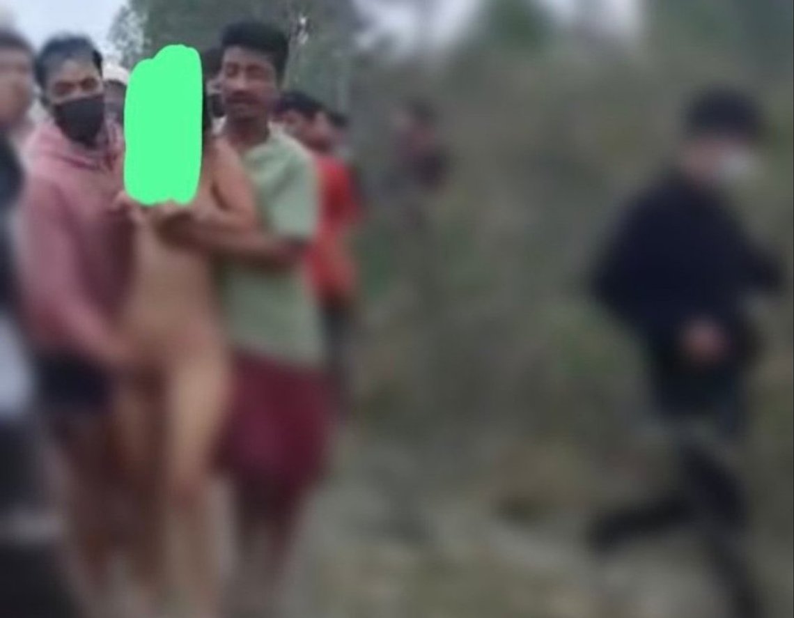 Huirem Herodas (32) i grønn skjorte er identifisert av politiet i Manipur. Tre andre er også arrestert og det jaktes på rundt 30 andre. Klipp fra Twitter-video Huirem Herodas (32) i grønn skjorte er identifisert av politiet i Manipur. Tre andre er også arrestert og det jaktes på rundt 30 andre. Klipp fra Twitter-video