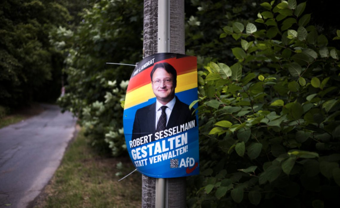 En valgplakat for AfD-politikeren Robert Sesselmann, som for noen uker siden ble valgt til distriktsadministrator i den lille byen Sonneberg i Thüringen. Foto: Markus Schreiber / AP / NTB En valgplakat for AfD-politikeren Robert Sesselmann, som for noen uker siden ble valgt til distriktsadministrator i den lille byen Sonneberg i Thüringen. Foto: Markus Schreiber / AP / NTB