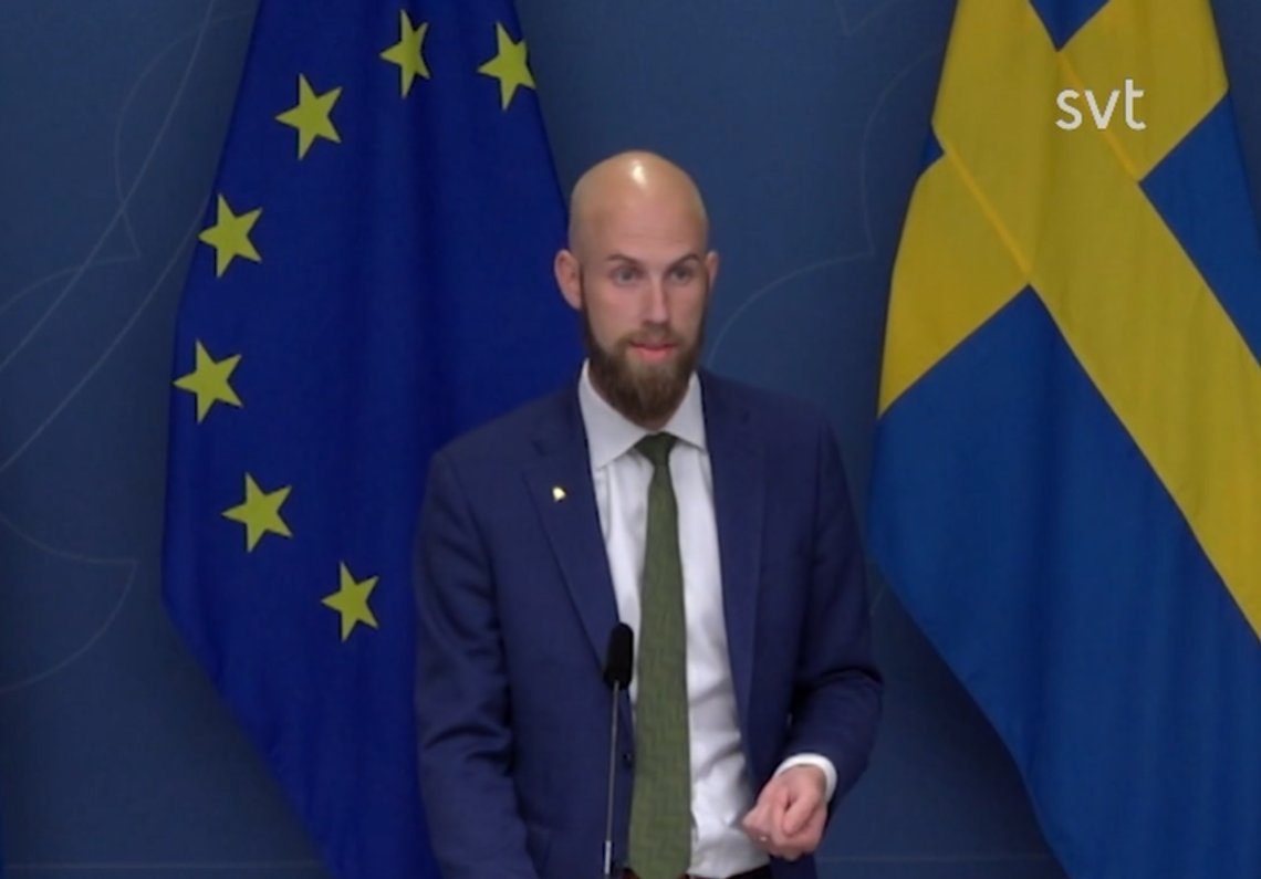 Carl Oskar Bohlin på en tidligere pressekonferanse. Stillbilde SVT Carl Oskar Bohlin på en tidligere pressekonferanse. Stillbilde SVT