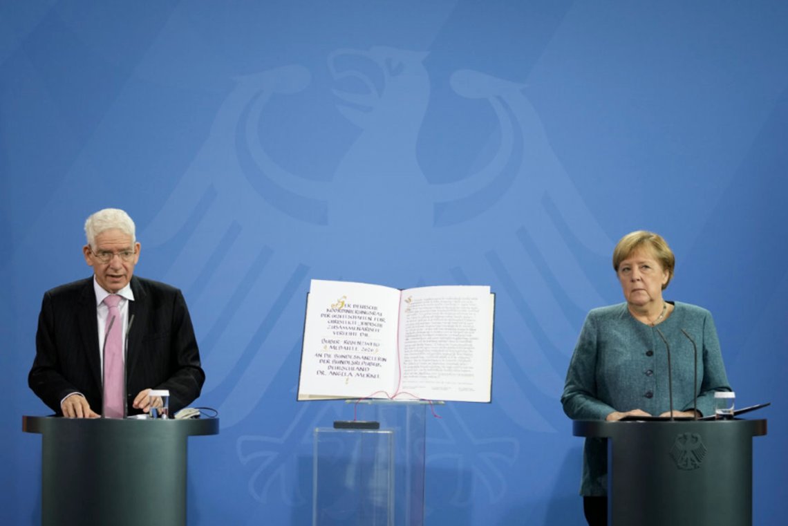 Josef Schuster delte i 2021 ut medalje til Angela Merkel for hennes innsats mot antisemittisme og rasisme. Foto: AP /Markus Schreiber/ NTB Josef Schuster delte i 2021 ut medalje til Angela Merkel for hennes innsats mot antisemittisme og rasisme. Foto: AP /Markus Schreiber/ NTB