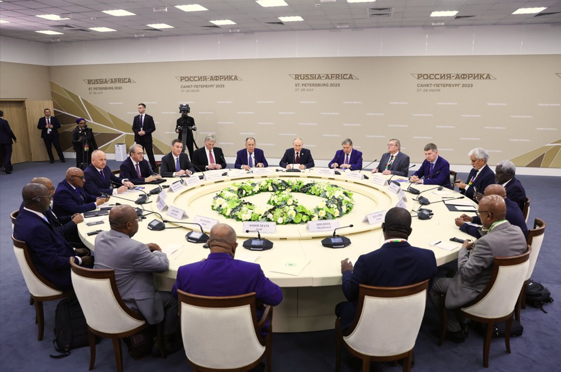 President Vladimir Putin møter delegater i forbindelse med Russlands toppmøte med afrikanske ledere i St. Petersburg. Foto: Sergej Bobylev / Tass / AP / NTB President Vladimir Putin møter delegater i forbindelse med Russlands toppmøte med afrikanske ledere i St. Petersburg. Foto: Sergej Bobylev / Tass / AP / NTB