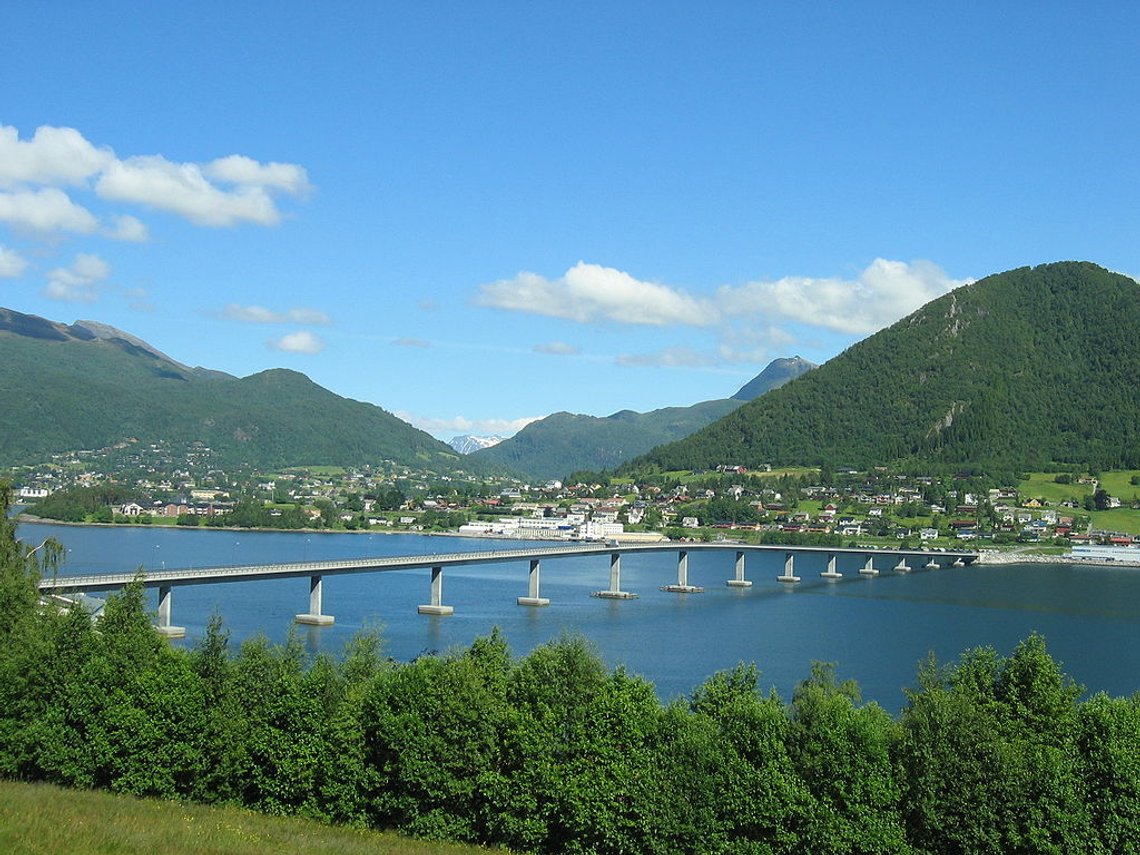 Sykkylvsbrua. Foto: PerPlex, wikimedia commons. Sykkylvsbrua. Foto: PerPlex, wikimedia commons.