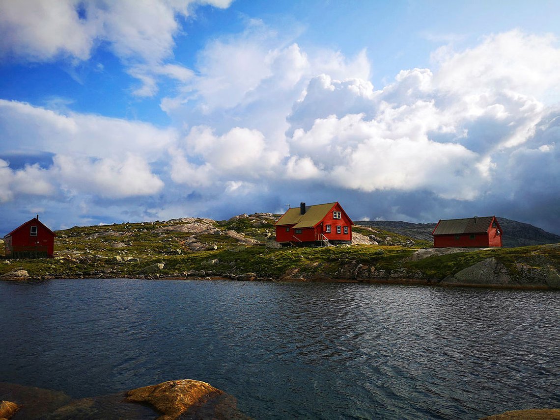 Sandvatn turisthytte er et populært turmål i Sirdal, Rogaland. En 17 år gammel jente tråkket på en spiker her oppe og kunne ikke gå. Ti lokale frivillige løste situasjonen. Foto: DNT Sandvatn turisthytte er et populært turmål i Sirdal, Rogaland. En 17 år gammel jente tråkket på en spiker her oppe og kunne ikke gå. Ti lokale frivillige løste situasjonen. Foto: DNT