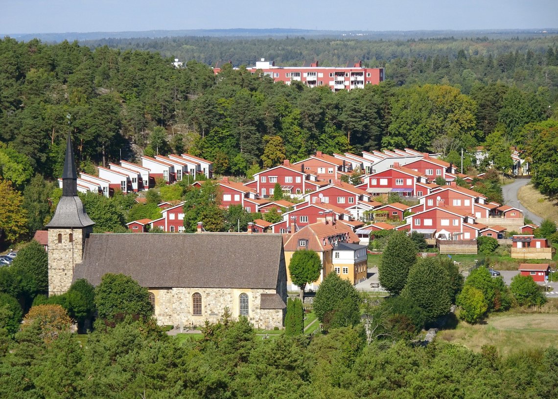 Utsnitt av Botkyrka, med kirken i forgrunnen. Foto: Holger Ellgaard/ Wikipedia Utsnitt av Botkyrka, med kirken i forgrunnen. Foto: Holger Ellgaard/ Wikipedia