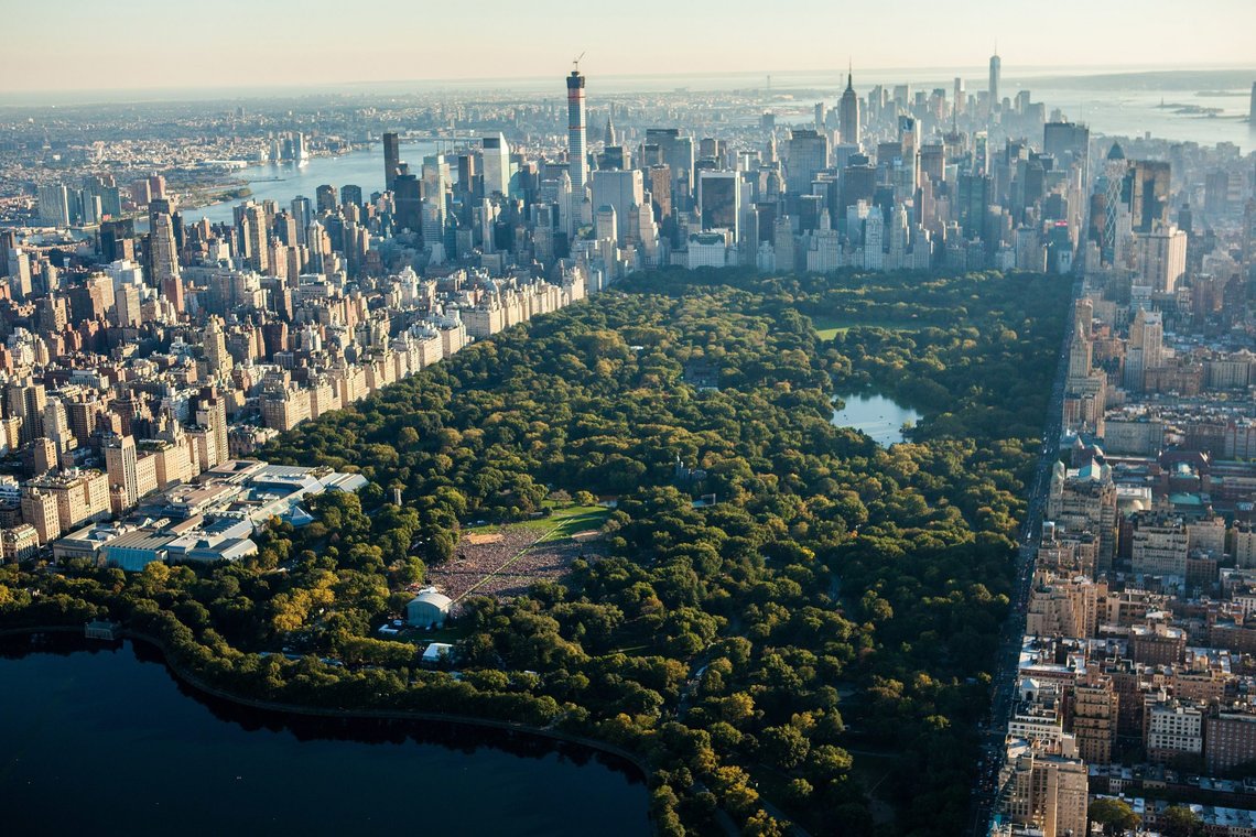 Central Park, den grønne lunga i New York. Nå vurderer myndighetene å fylle opp leiren med migranter i telt. Foto: Anthony Quintano/ Wikipedia Central Park, den grønne lunga i New York. Nå vurderer myndighetene å fylle opp leiren med migranter i telt. Foto: Anthony Quintano/ Wikipedia