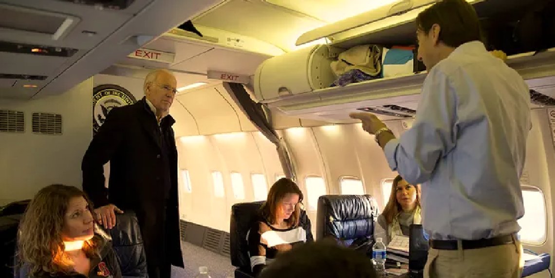 Dette bildet, tatt av fotografen i Det hvite hus, David Lienemann, viser visepresident Joe Biden som blir orientert av Amos Hochstein, til høyre, om bord på Air Force Two på vei til Ukraina 6. desember 2015. Republikanerne tar dette som et nytt bevis på at President Joe Biden var direkte involvert i sønnens godt betalte forretningsaffærer i Ukraina. Foto: David Lienemann, Det hvite hus, US Gov. Dette bildet, tatt av fotografen i Det hvite hus, David Lienemann, viser visepresident Joe Biden som blir orientert av Amos Hochstein, til høyre, om bord på Air Force Two på vei til Ukraina 6. desember 2015. Republikanerne tar dette som et nytt bevis på at President Joe Biden var direkte involvert i sønnens godt betalte forretningsaffærer i Ukraina. Foto: David Lienemann, Det hvite hus, US Gov.