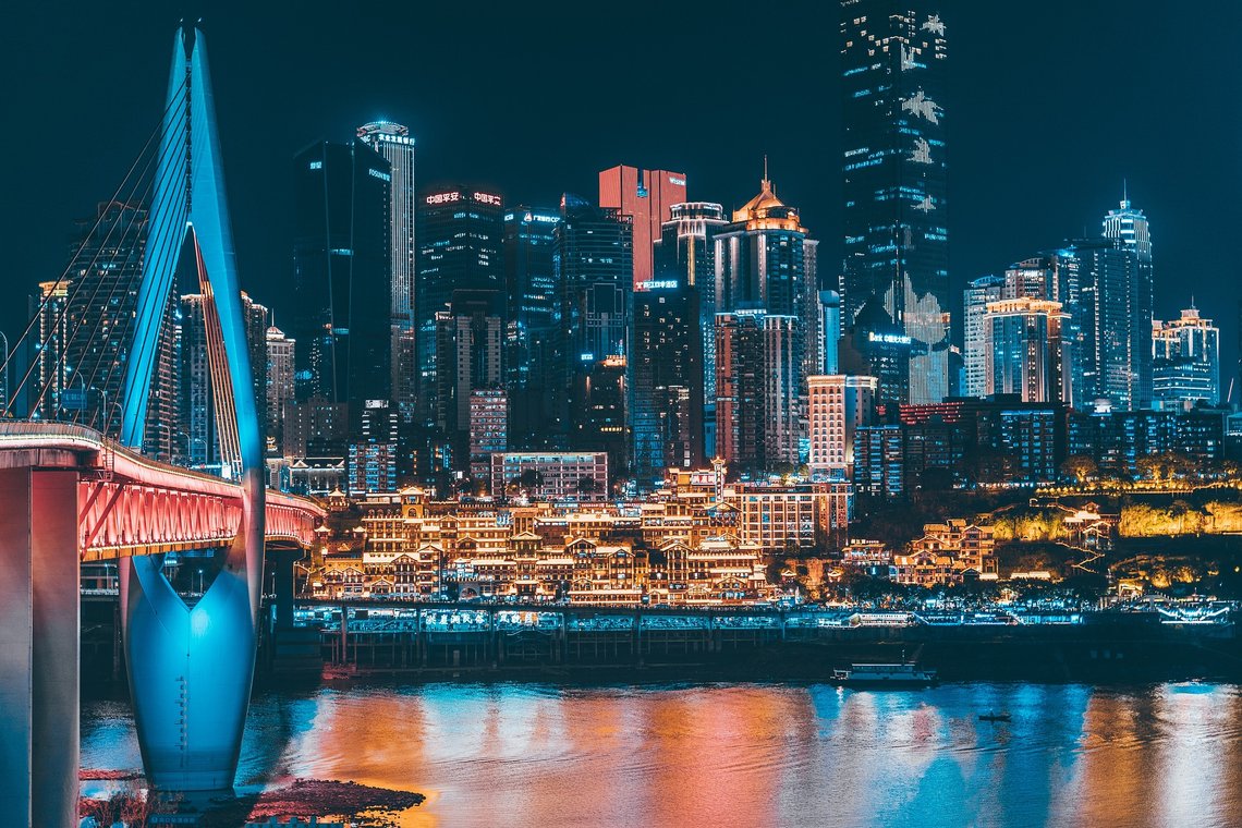 Chongqing, Kinas fjerde største by. Etterspørselen synker hjemme, eksporten er på vei ned og deflasjon truer den kinesiske økonomien. Foto: Pixabay Chongqing, Kinas fjerde største by. Etterspørselen synker hjemme, eksporten er på vei ned og deflasjon truer den kinesiske økonomien. Foto: Pixabay