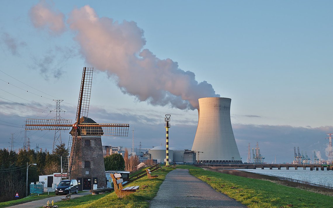 Vindmølle og atomkraftverk i Doel, Belgia, februar 2018. Foto: Trougnouf, Wikimedia Commons Vindmølle og atomkraftverk i Doel, Belgia, februar 2018. Foto: Trougnouf, Wikimedia Commons