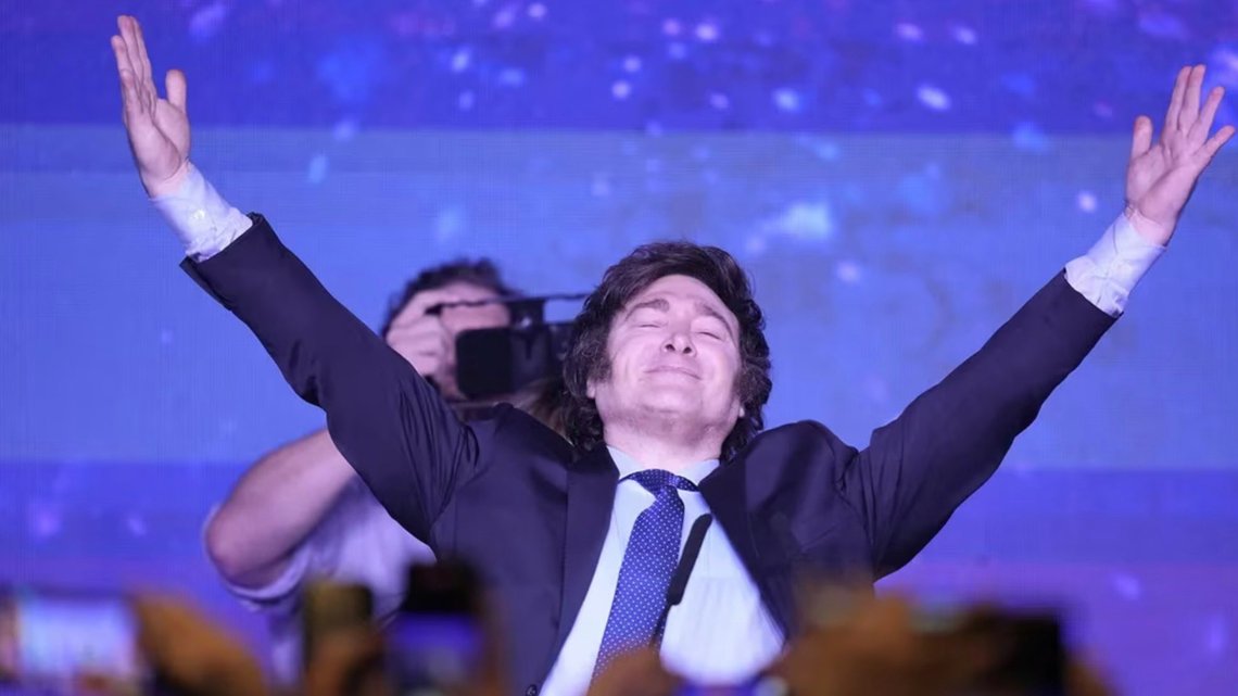 Konservative Javier Milei fikk flest stemmer i nominasjonsvalget og kan bli den som tiltrer det argentinske presidentembedet 10. september iår. Foto fra Twitter Konservative Javier Milei fikk flest stemmer i nominasjonsvalget og kan bli den som tiltrer det argentinske presidentembedet 10. september iår. Foto fra Twitter