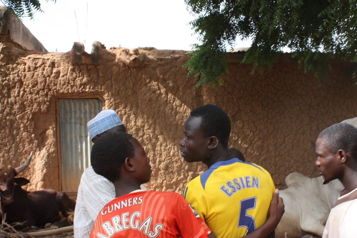 Fotballen har ingen grenser. Dette bildet er tatt i en liten og fattig landsby i delstaten Kano, nord i Nigeria i 2012. Selv om guttene knapt har tak over hodet, bærer de trøyene til sine idoler, som de godt vet hvem er. I dette tilfelle ghanesiske Michael Kojo Essien, som på det tidspunktet spilte for engelske Chelsea, og til venstre ser vi trøya til spanske Cesc Fàbregas, som den gang spilte for Arsenal. Foto: Geir Furuseth Fotballen har ingen grenser. Dette bildet er tatt i en liten og fattig landsby i delstaten Kano, nord i Nigeria i 2012. Selv om guttene knapt har tak over hodet, bærer de trøyene til sine idoler, som de godt vet hvem er. I dette tilfelle ghanesiske Michael Kojo Essien, som på det tidspunktet spilte for engelske Chelsea, og til venstre ser vi trøya til spanske Cesc Fàbregas, som den gang spilte for Arsenal. Foto: Geir Furuseth