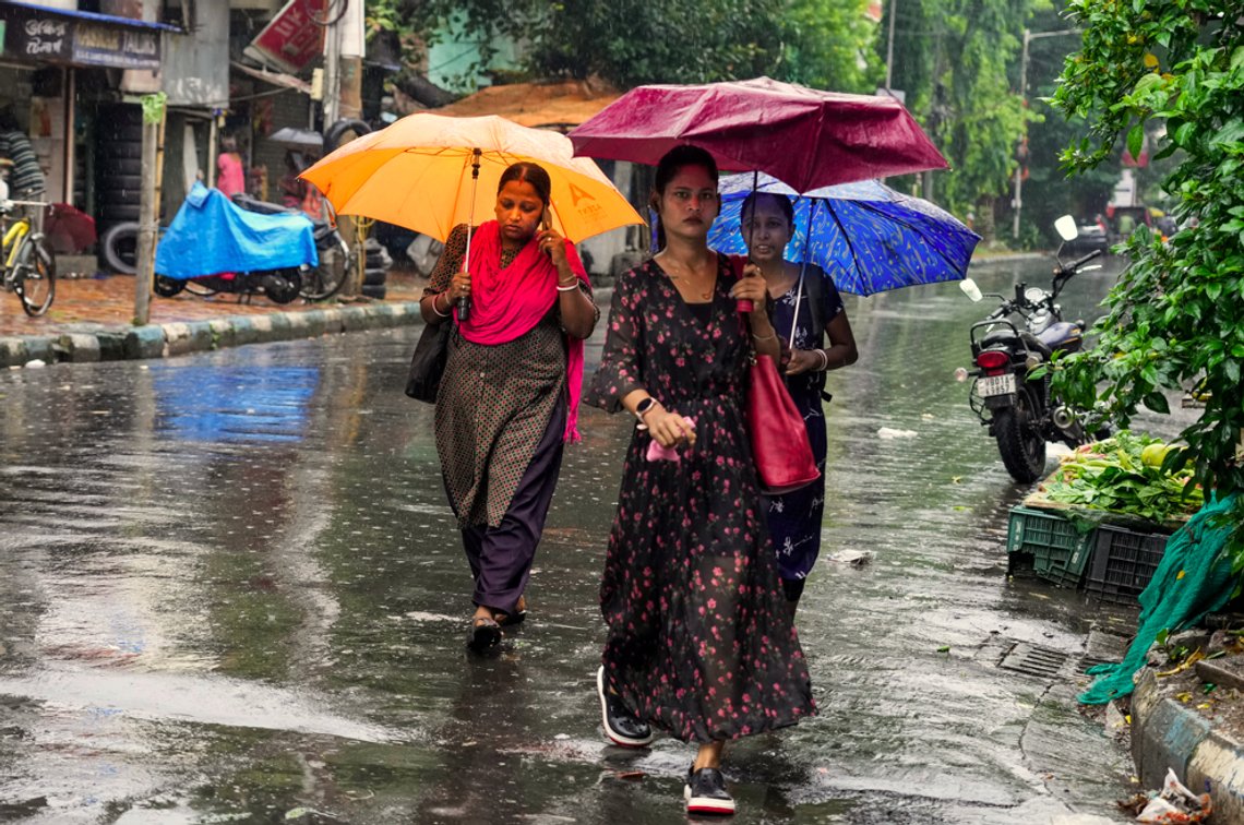 Kvinner i Kolkata i India bærer paraplyer for å beskytte seg fra monsunregnet. I år har nedbørsmengden vært mindre enn ventet. Foto: Bikas Das / AP / NTB Kvinner i Kolkata i India bærer paraplyer for å beskytte seg fra monsunregnet. I år har nedbørsmengden vært mindre enn ventet. Foto: Bikas Das / AP / NTB