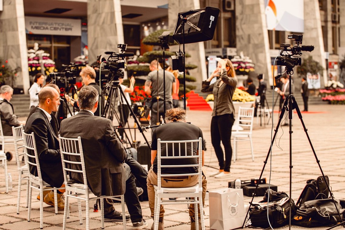 Norske journalister fremstår som mikrofonstativer på vegne av sine egne politiske favorittpartier uten vilje til å formidle sannheter i teamer, som er truende for Norges demokrati, kultur og økonomi. Illustrasjonsfoto: Pixabay Norske journalister fremstår som mikrofonstativer på vegne av sine egne politiske favorittpartier uten vilje til å formidle sannheter i teamer, som er truende for Norges demokrati, kultur og økonomi. Illustrasjonsfoto: Pixabay