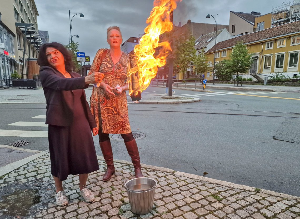 Forfatteren og islamkritikeren Lily Bandehy avsluttet foredrag om kvinner i islam, æresvold og undertrykking, ved å tenne på en hijab, som en symbolsk handling. Hun ble selv torturert av kvinner i shariauniform med hijab da hun i sin tid satt fengslet i Iran. Veslemøy Lian fra Norgesdemokratene sto klar med vannbøtte. Forfatteren og islamkritikeren Lily Bandehy avsluttet foredrag om kvinner i islam, æresvold og undertrykking, ved å tenne på en hijab, som en symbolsk handling. Hun ble selv torturert av kvinner i shariauniform med hijab da hun i sin tid satt fengslet i Iran. Veslemøy Lian fra Norgesdemokratene sto klar med vannbøtte.