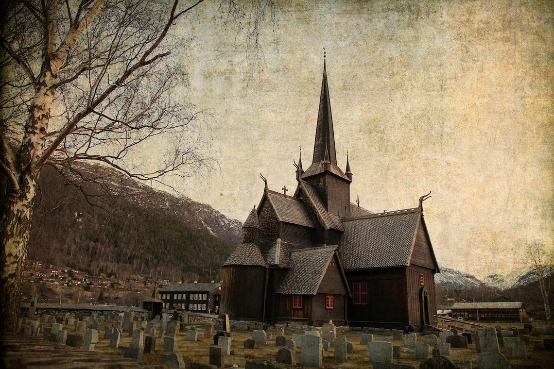 Lom stavkirke er en stavkirke i Oppland. Kirken. En av de største stavkirkene i Norge, og trolig bygget i slutten av 1100-tallet. Fortsatt i bruk som menighetskirke. Viet til Jomfru Maria, Døperen Johannes og Olav den hellige. Copyright: Bente Haarstad Lom stavkirke er en stavkirke i Oppland. Kirken. En av de største stavkirkene i Norge, og trolig bygget i slutten av 1100-tallet. Fortsatt i bruk som menighetskirke. Viet til Jomfru Maria, Døperen Johannes og Olav den hellige. Copyright: Bente Haarstad