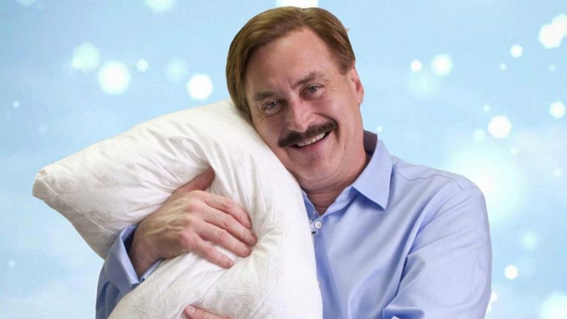 Mike Lindell har blitt styrtrik av selskapet My Pillow, som han promoterer i dette reklamebildet. Han er også engasjert i amerikansk politikk, og helt overbevist om at valget i 2020 ikke gikk riktig for seg. Foto: My Pillow Mike Lindell har blitt styrtrik av selskapet My Pillow, som han promoterer i dette reklamebildet. Han er også engasjert i amerikansk politikk, og helt overbevist om at valget i 2020 ikke gikk riktig for seg. Foto: My Pillow