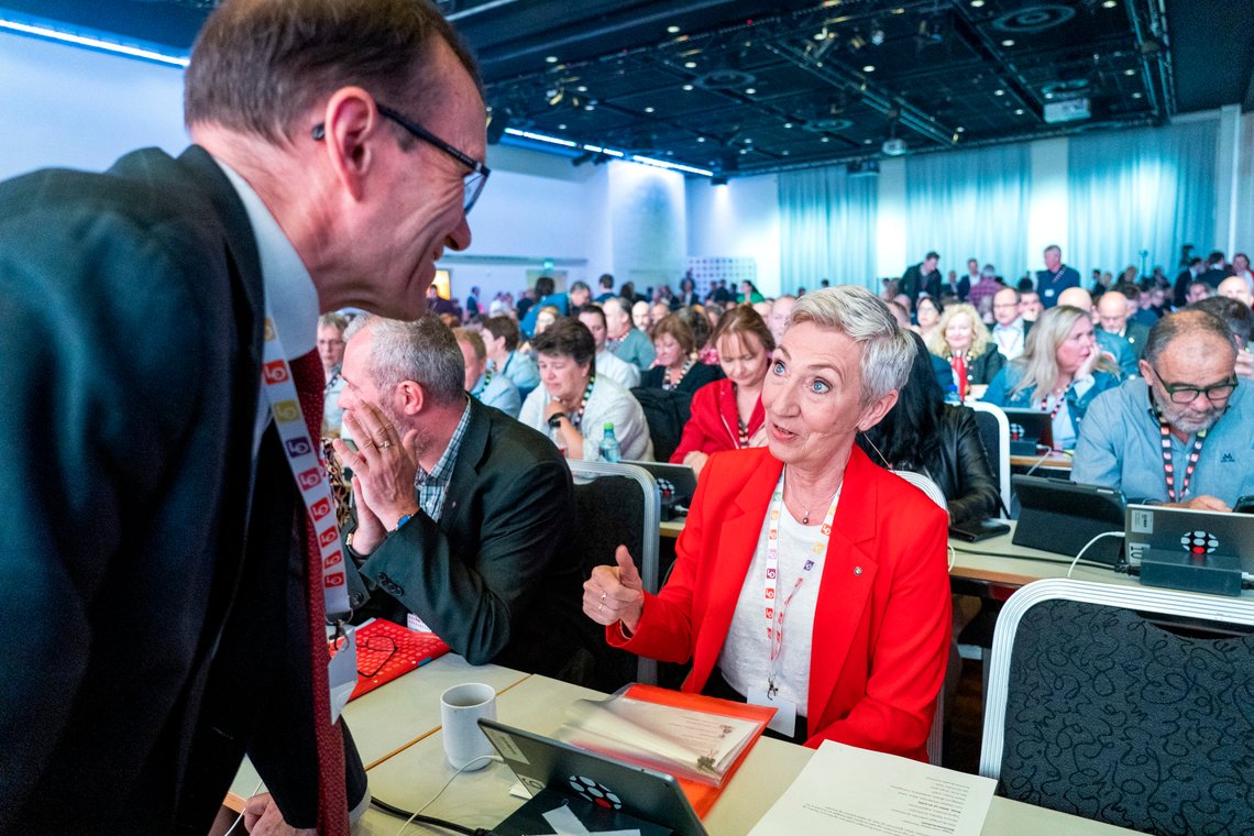 LO-leder Peggy Hessen Følsvik og klimaminister og tidligere WEF-direktør Espen Barth Eide var rene radarparet på LO-kongressen 2022. Paret jublet da de klarte å slå ned LO-medlemmene som protesterte mot skyhøye strømpriser. Nå jubler de sikkert like mye etter at elektrifisering av Melkøya er vedtatt. Foto: Gorm Kallestad / NTB LO-leder Peggy Hessen Følsvik og klimaminister og tidligere WEF-direktør Espen Barth Eide var rene radarparet på LO-kongressen 2022. Paret jublet da de klarte å slå ned LO-medlemmene som protesterte mot skyhøye strømpriser. Nå jubler de sikkert like mye etter at elektrifisering av Melkøya er vedtatt. Foto: Gorm Kallestad / NTB