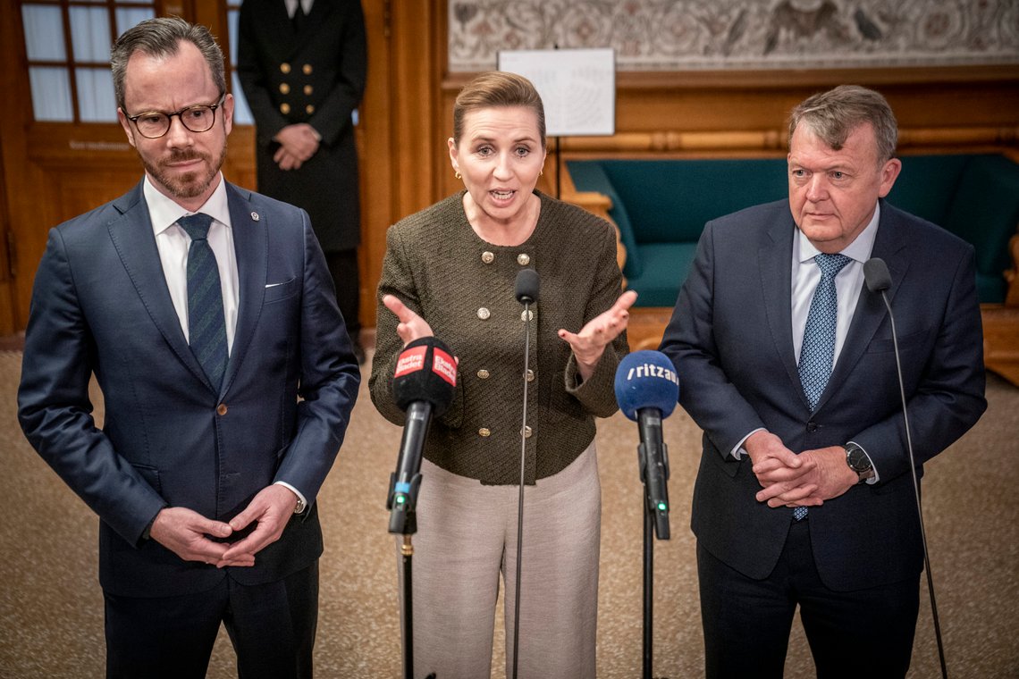 København, Danmark 20230117.
Statsminister Mette Frederiksen (S), forsvarsminister Jakob Ellemann-Jensen (V) og udenrigsminister Lars Løkke Rasmussen (M) stiller op til doorstep foran Folketingssalen efter mødet i Folketingssalen torsdag den 17. januar 2023.
Foto: Mads Claus Rasmussen, Ritzau Scanpix / NTB København, Danmark 20230117.
Statsminister Mette Frederiksen (S), forsvarsminister Jakob Ellemann-Jensen (V) og udenrigsminister Lars Løkke Rasmussen (M) stiller op til doorstep foran Folketingssalen efter mødet i Folketingssalen torsdag den 17. januar 2023.
Foto: Mads Claus Rasmussen, Ritzau Scanpix / NTB
