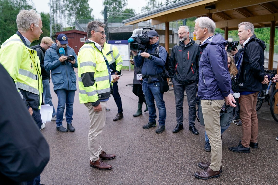 Alle på Leirsund stasjon går i sko. Det er ikke ett bilde av vann. Så hvor er vannet? Billedtekst: Leirsund 20230809.
Statsminister Jonas Gahr Støre og samferdselsminister Jon-Ivar Nygård ser på flomskadene på Leirsund stasjon etter ekstremværet «Hans».
Foto: Stian Lysberg Solum / NTB Alle på Leirsund stasjon går i sko. Det er ikke ett bilde av vann. Så hvor er vannet? Billedtekst: Leirsund 20230809.
Statsminister Jonas Gahr Støre og samferdselsminister Jon-Ivar Nygård ser på flomskadene på Leirsund stasjon etter ekstremværet «Hans».
Foto: Stian Lysberg Solum / NTB