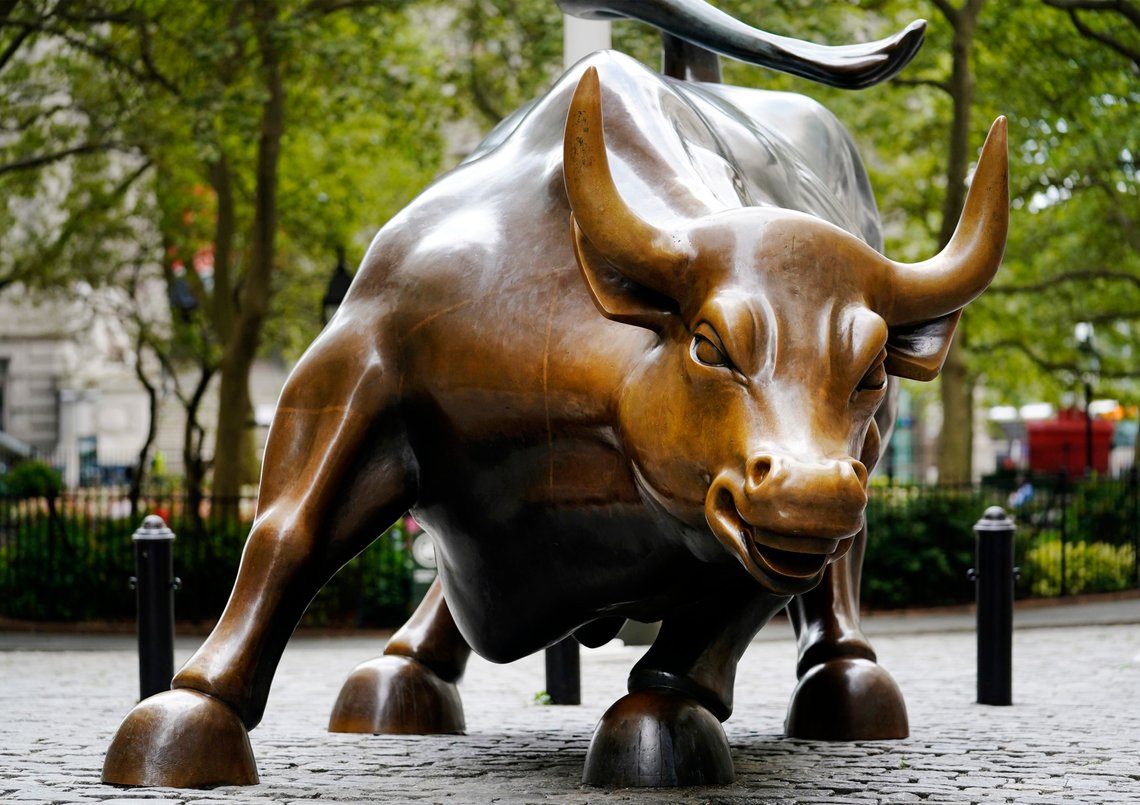 The Charging Bull i finansdistriktet i New York, et ikonisk symbol på Wall Street. Foto: AP /Mark Lennihan/ NTB The Charging Bull i finansdistriktet i New York, et ikonisk symbol på Wall Street. Foto: AP /Mark Lennihan/ NTB