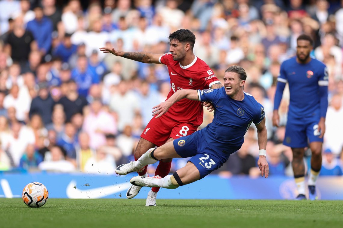 Dominik Szoboszlai fikk sin debut for Liverpool. Her i duell med Chelseas Conor Gallagher. Foto: Ian Walton / AP / NTB Dominik Szoboszlai fikk sin debut for Liverpool. Her i duell med Chelseas Conor Gallagher. Foto: Ian Walton / AP / NTB