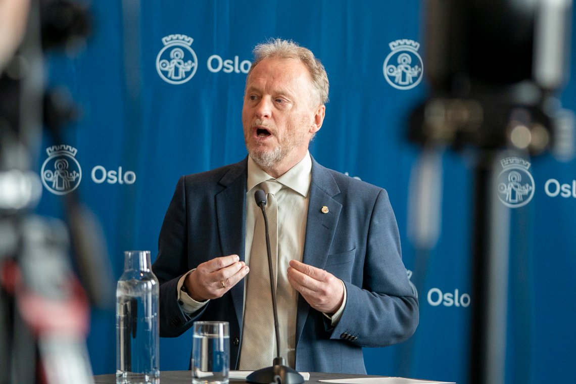 Byrådsleder Raymond Johansen under en pressekonferanse om en stor transaksjon i energisektoren og karbonfangst på Klemetsrud. Fortum selger sin halvdel i Fortum Oslo Varme til Hafslund Eco, Infranode og HitecVision. De tre selskapene sier de vil bygge ut karbonfangst på Klemetsrud.
Foto: Terje Pedersen / NTB Byrådsleder Raymond Johansen under en pressekonferanse om en stor transaksjon i energisektoren og karbonfangst på Klemetsrud. Fortum selger sin halvdel i Fortum Oslo Varme til Hafslund Eco, Infranode og HitecVision. De tre selskapene sier de vil bygge ut karbonfangst på Klemetsrud.
Foto: Terje Pedersen / NTB