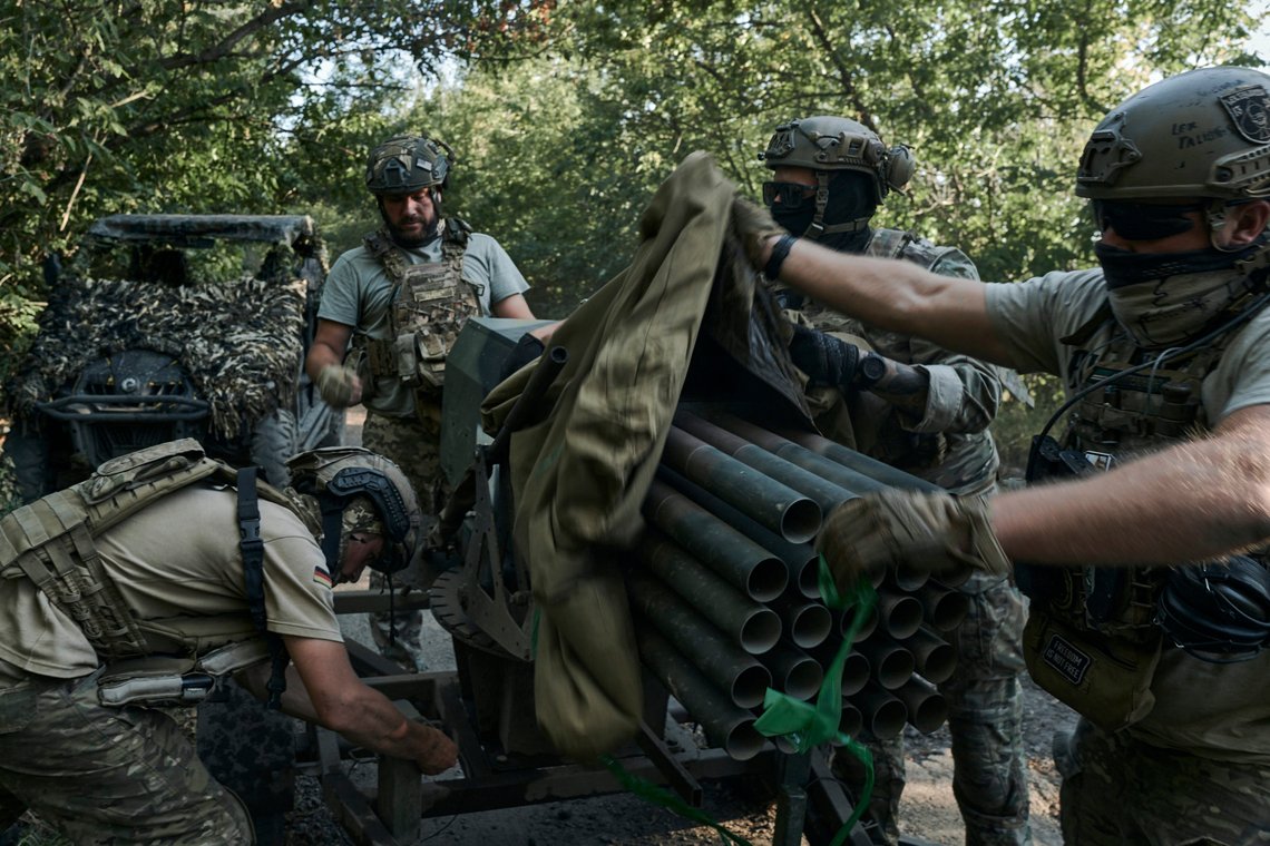 Granat etter granat. Sårede og drepte i krigen har nå overskredet en halv million mennesker. Faren for at mange flere vil dø, også utenfor Ukrainas grenser er overhengende. Her sees ukrainske soldater fra den 28. brigaden som forbereder nye salver mot russiske styrker med sitt mini-multiple-rakettsystem ved frontlinjen nær Bakhmut, Ukraina, søndag 20. august 2023. Illustrasjonsfoto: Libkos / AP Photo / NTB Granat etter granat. Sårede og drepte i krigen har nå overskredet en halv million mennesker. Faren for at mange flere vil dø, også utenfor Ukrainas grenser er overhengende. Her sees ukrainske soldater fra den 28. brigaden som forbereder nye salver mot russiske styrker med sitt mini-multiple-rakettsystem ved frontlinjen nær Bakhmut, Ukraina, søndag 20. august 2023. Illustrasjonsfoto: Libkos / AP Photo / NTB