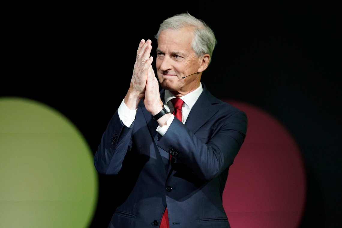 Statsminister Jonas Gahr Støre (Ap) er tilsynelatende den eneste partilederen som har troen på at Norge vil nå klimamålene innen 2030, ettersom han alene var den som rakk opp hånden for å vise sin optimisme under partilederdebatten i Arendal torsdag. Foto: Heiko Junge / NTB Statsminister Jonas Gahr Støre (Ap) er tilsynelatende den eneste partilederen som har troen på at Norge vil nå klimamålene innen 2030, ettersom han alene var den som rakk opp hånden for å vise sin optimisme under partilederdebatten i Arendal torsdag. Foto: Heiko Junge / NTB
