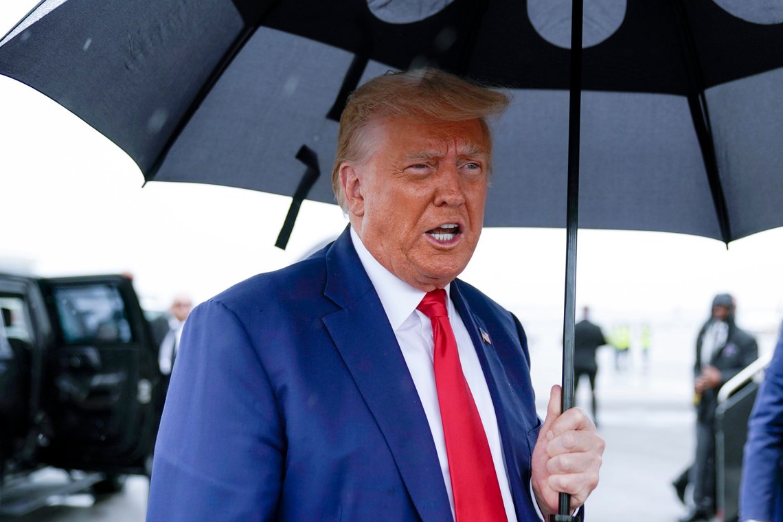 Dersom spesialetterforsker får det som han vil, må Donald Trump møte i retten i Washington DC 2. januar, 2024. Her er Trunp avbildet på Ronald Reagan Washington National Airport, 3. august i år. Foto: Alex Brandon / AP / NTB Dersom spesialetterforsker får det som han vil, må Donald Trump møte i retten i Washington DC 2. januar, 2024. Her er Trunp avbildet på Ronald Reagan Washington National Airport, 3. august i år. Foto: Alex Brandon / AP / NTB
