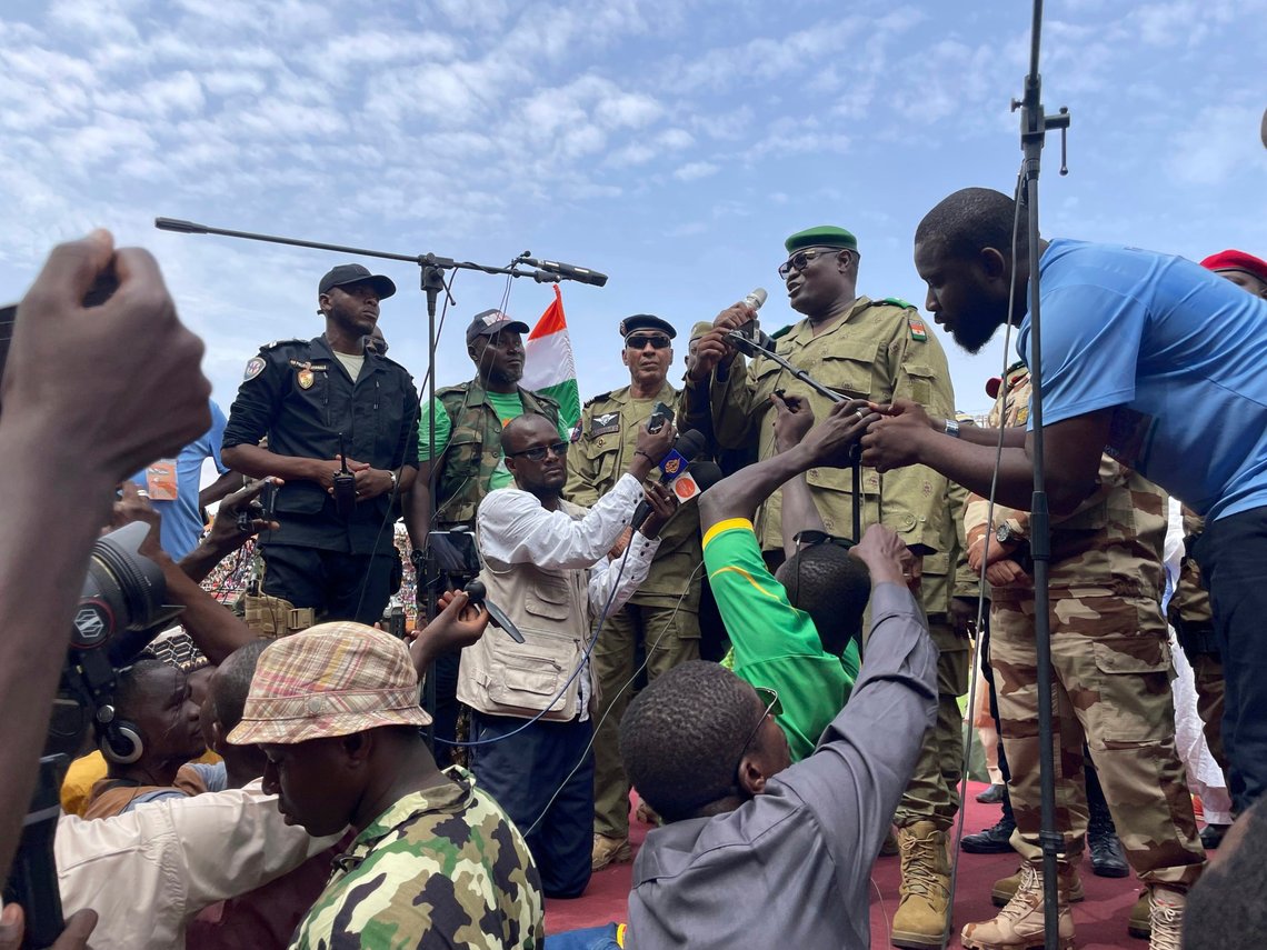 Mohamed Toumba, en av soldatene som deltok i militærkuppet i Niger 26. juli, talte i helgen til kuppmakernes tilhengere i hovedstaden Niamey. Foto: AP / NTB Mohamed Toumba, en av soldatene som deltok i militærkuppet i Niger 26. juli, talte i helgen til kuppmakernes tilhengere i hovedstaden Niamey. Foto: AP / NTB