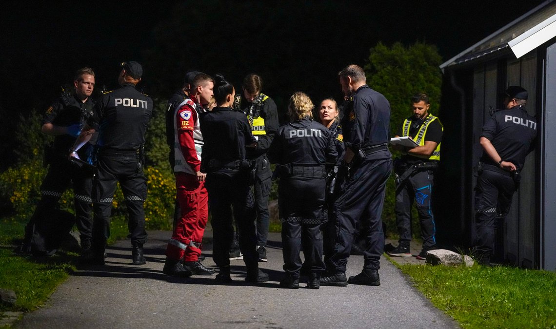 Politi og ambulansepersonell ved åstedet på Stovner torsdag kveld. Foto: Beate Oma Dahle / NTB Politi og ambulansepersonell ved åstedet på Stovner torsdag kveld. Foto: Beate Oma Dahle / NTB