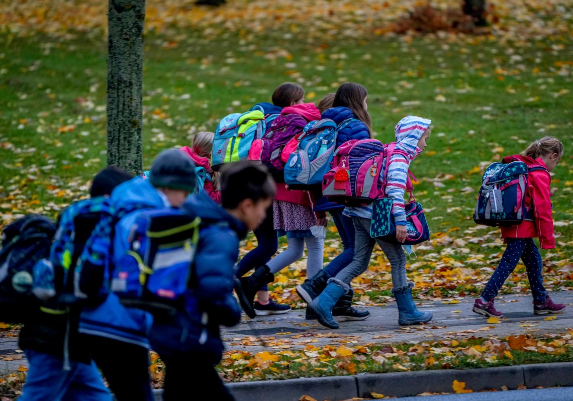 Pupils walk to school in Frankfurt, Thursday, Nov. 4, 2021. Children under twelve years cannot be vaccinated against Covid-19 and have a high rate of infections. (AP Photo/Michael Probst) Pupils walk to school in Frankfurt, Thursday, Nov. 4, 2021. Children under twelve years cannot be vaccinated against Covid-19 and have a high rate of infections. (AP Photo/Michael Probst)