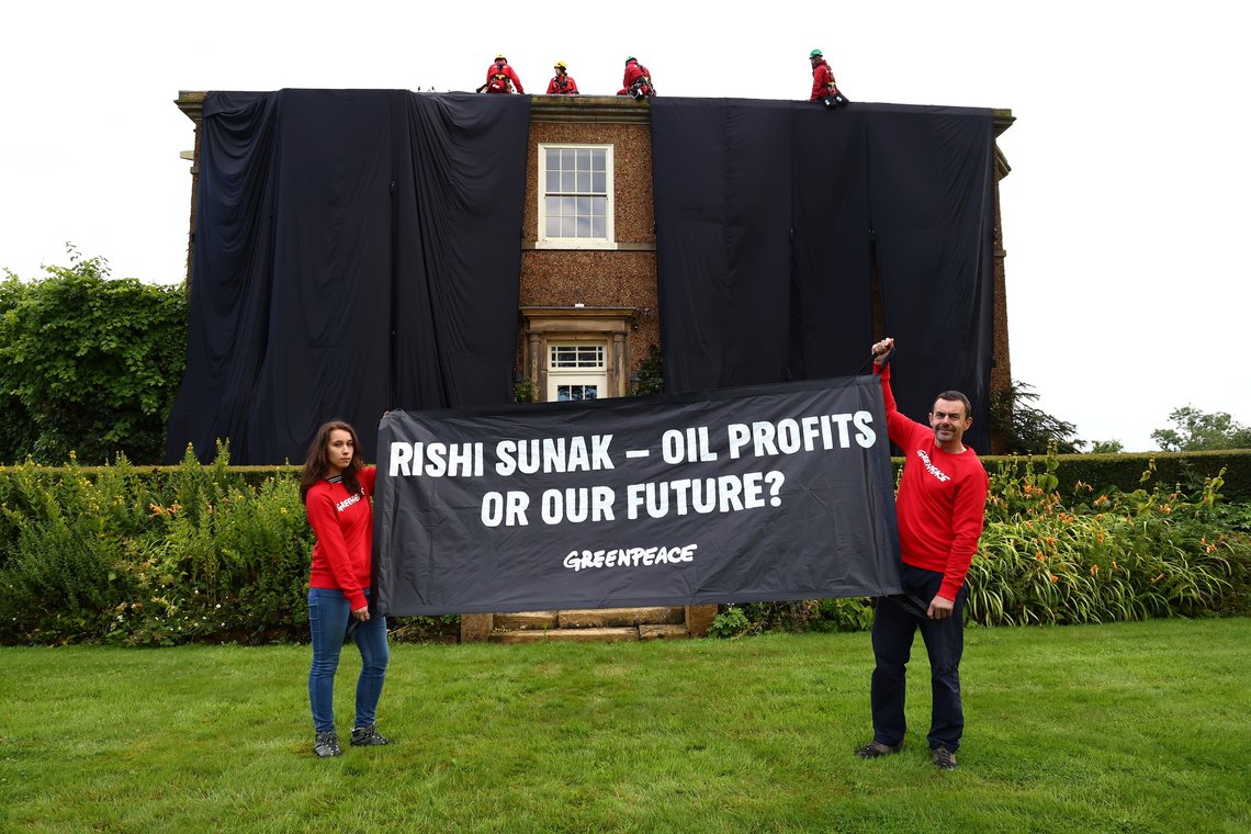To Greenpeace-aktivister holdt torsdag en banner utenfor statsminister Rishi Sunaks hus i Yorkshire der det står: Rishi Sunak – oljeprofitt eller vår framtid? Foto: Luca Marino / Greenpeace / AP / NTB To Greenpeace-aktivister holdt torsdag en banner utenfor statsminister Rishi Sunaks hus i Yorkshire der det står: Rishi Sunak – oljeprofitt eller vår framtid? Foto: Luca Marino / Greenpeace / AP / NTB