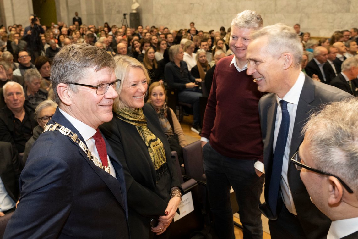 Rektor Svein Stølen og Civita leder Kristin Clemet i Civita og Stian Jenssen (rødlig genser) i samtale med Jens Stoltenberg. Generalsekretær i NATO Jens Stoltenberg holder foredraget om Russland, Ukraina og Natos sikkerhets-politiske utfordringer under Civitafrokost i Universitetets aula august 2022. Foto: Terje Bendiksby / NTB Rektor Svein Stølen og Civita leder Kristin Clemet i Civita og Stian Jenssen (rødlig genser) i samtale med Jens Stoltenberg. Generalsekretær i NATO Jens Stoltenberg holder foredraget om Russland, Ukraina og Natos sikkerhets-politiske utfordringer under Civitafrokost i Universitetets aula august 2022. Foto: Terje Bendiksby / NTB