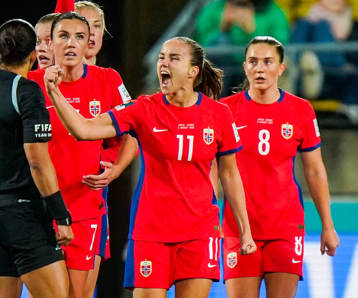 Guro Reiten vinner i lufta mot flere motspillere og utligner til 1-1 for Norge i VM-kampen mot Japan. Det var stort sett det eneste å juble for i en elendig norsk kamp. Foto: Lise Åserud / NTB Guro Reiten vinner i lufta mot flere motspillere og utligner til 1-1 for Norge i VM-kampen mot Japan. Det var stort sett det eneste å juble for i en elendig norsk kamp. Foto: Lise Åserud / NTB