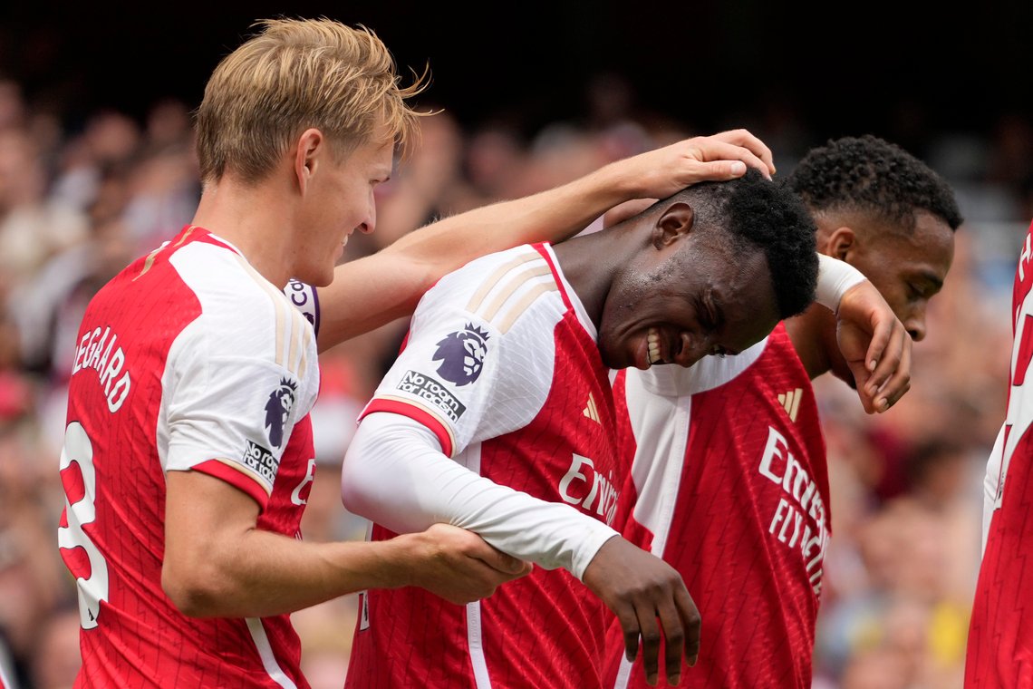 Eddie Nketiah (i midten) gratuleres av Martin Ødegaard og resten av Arsenal-spillerne etter sin 1-0-scoring. Foto: Kirsty Wigglesworth / AP / NTB Eddie Nketiah (i midten) gratuleres av Martin Ødegaard og resten av Arsenal-spillerne etter sin 1-0-scoring. Foto: Kirsty Wigglesworth / AP / NTB