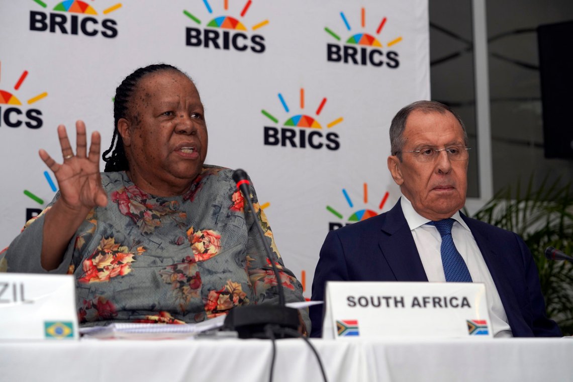 Den russiske utenriksministeren, Sergey Lavrov, til høyre, og hans sør-afrikamske kollega, Naledi Pandor. Foto: AP/Nardus Engelbrecht Den russiske utenriksministeren, Sergey Lavrov, til høyre, og hans sør-afrikamske kollega, Naledi Pandor. Foto: AP/Nardus Engelbrecht