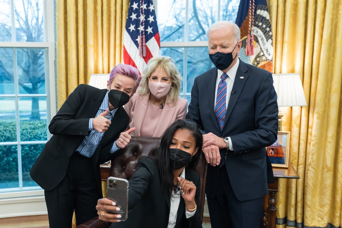 President Joe Biden and First Lady Jill Biden pose for a selfie with U.S. Women’s National soccer players, Megan Rapinoe and Margaret “Midge” Purce Wednesday, March 24, 2021, in the Oval Office of the White House. (Official White House Photo by Adam Schultz) Photo: Wikimedia. (Rapinoe som er lesbisk og kjemper for transseksuelle menns rett til å spille kvinnefotball, er en perfekt talskvinne for en av Bidens hjertesaker: radikal kjønnsideologi. Journ.anm.) President Joe Biden and First Lady Jill Biden pose for a selfie with U.S. Women’s National soccer players, Megan Rapinoe and Margaret “Midge” Purce Wednesday, March 24, 2021, in the Oval Office of the White House. (Official White House Photo by Adam Schultz) Photo: Wikimedia. (Rapinoe som er lesbisk og kjemper for transseksuelle menns rett til å spille kvinnefotball, er en perfekt talskvinne for en av Bidens hjertesaker: radikal kjønnsideologi. Journ.anm.)
