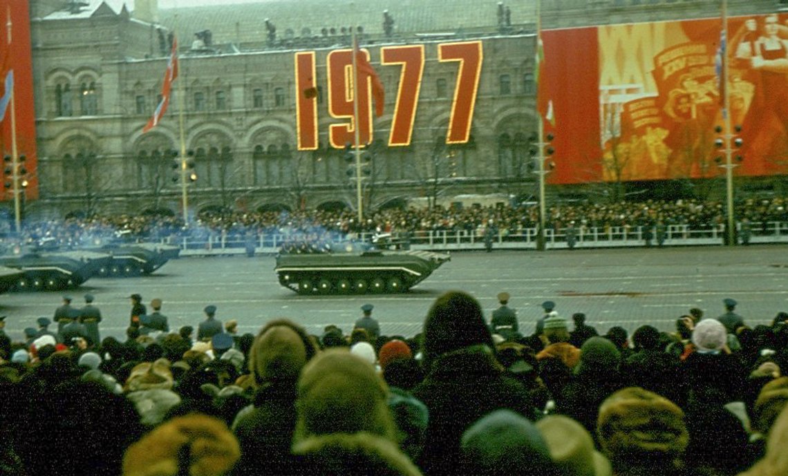 Sovjetiske stridsvogner kjører over den Den røde plass i Moskva under Oktoberrevolusjonsparaden, den 7. november 1977, i anledning 60-årsjubileet for Oktoberrevolusjonen. Foto: Wikimedia Commons Sovjetiske stridsvogner kjører over den Den røde plass i Moskva under Oktoberrevolusjonsparaden, den 7. november 1977, i anledning 60-årsjubileet for Oktoberrevolusjonen. Foto: Wikimedia Commons