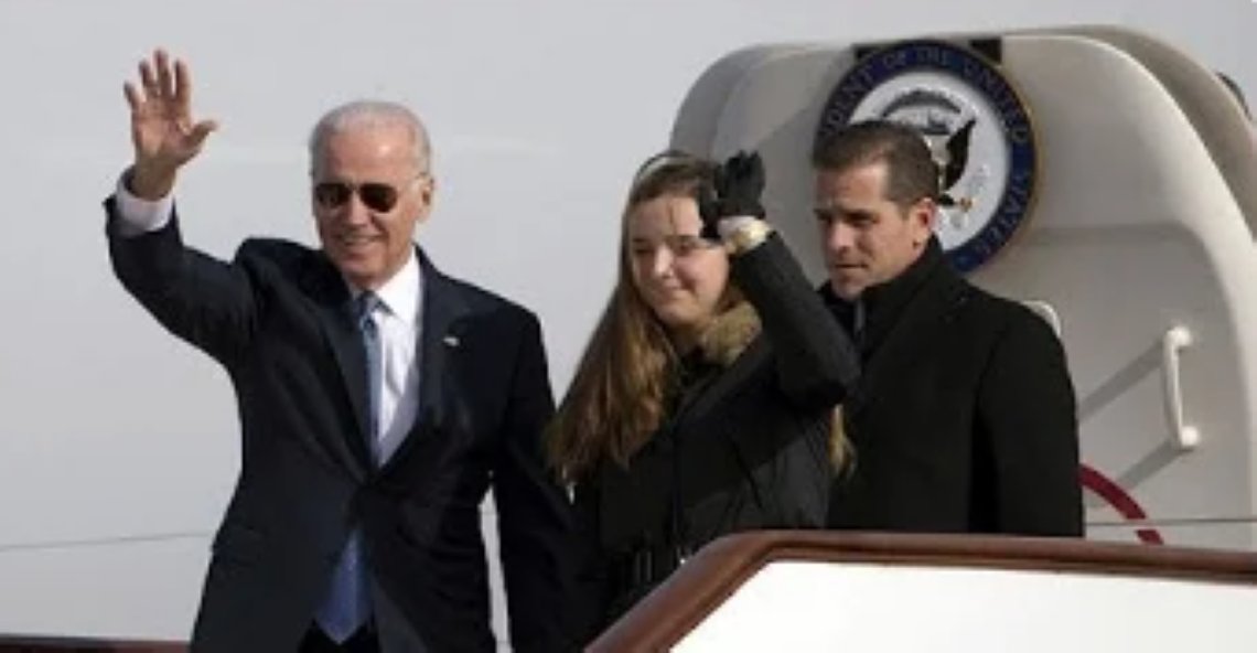 Foto: Skjermdump YouTube. Joe Biden ankommer Bejing sammen med Hunter i 2013. Han traff en av Hunters forretningsforbindelser. To uker senere var fellesforetaket Hunters BHR Partners dannet. Foto: Skjermdump YouTube. Joe Biden ankommer Bejing sammen med Hunter i 2013. Han traff en av Hunters forretningsforbindelser. To uker senere var fellesforetaket Hunters BHR Partners dannet.