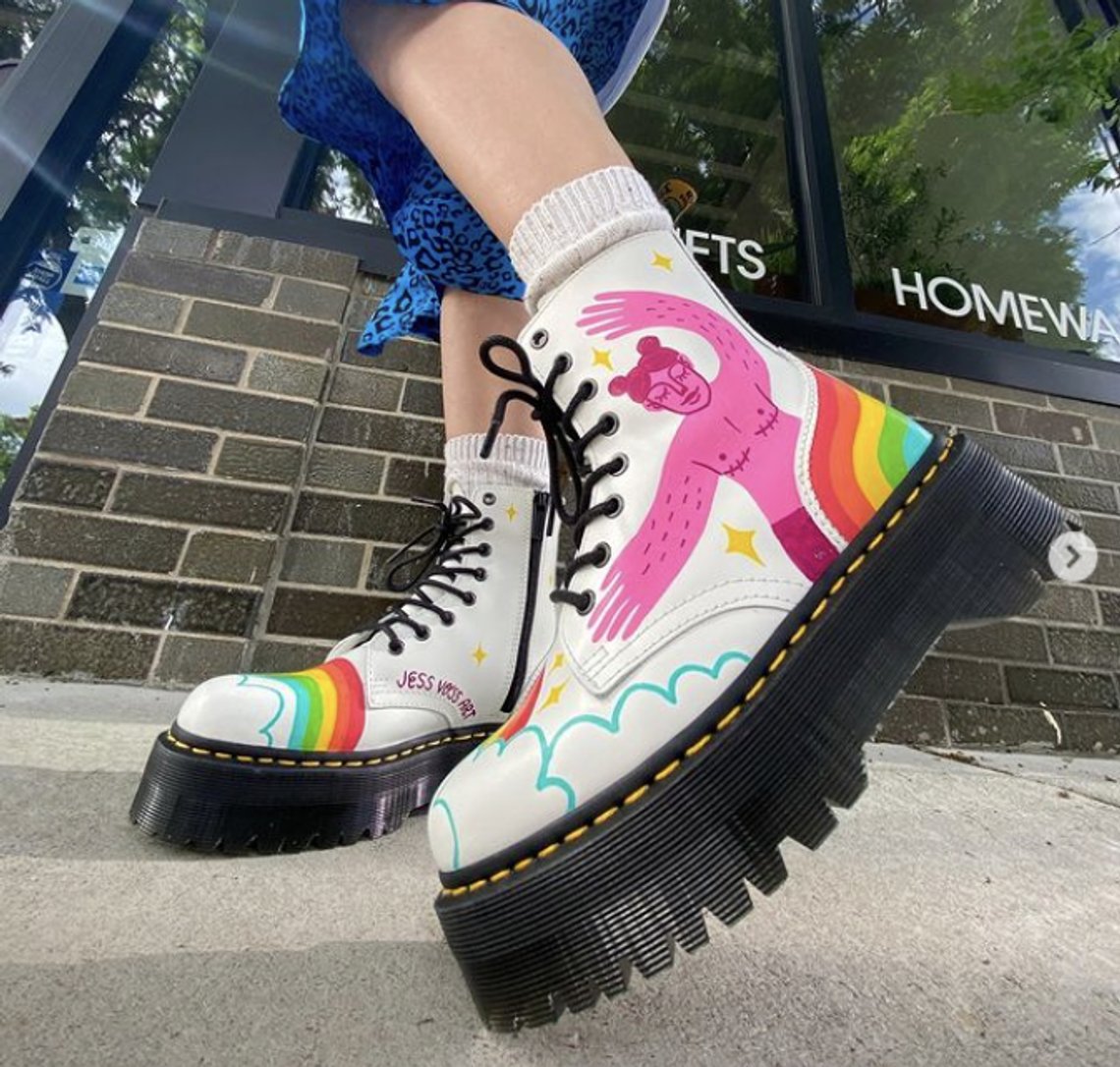 Slik markedsfører skomerket Dr Martens fjerning av bryster i et forsøk på å skifte kjønn. Skjermdump Instagram/ Dr Martens USA Slik markedsfører skomerket Dr Martens fjerning av bryster i et forsøk på å skifte kjønn. Skjermdump Instagram/ Dr Martens USA