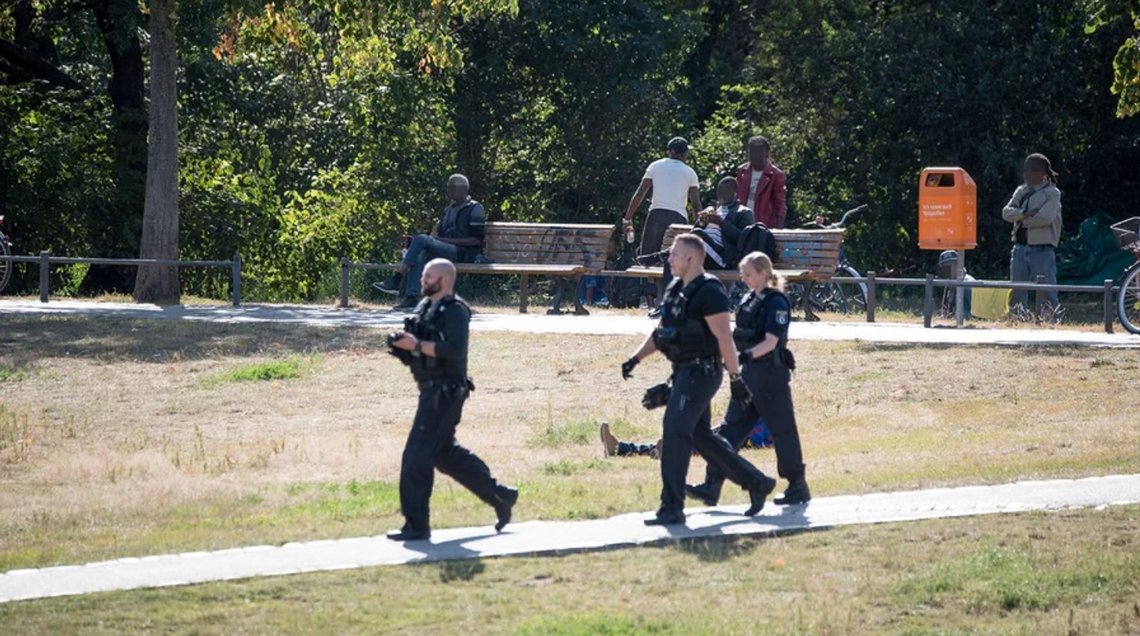 Görlitzer Park, Kreuzberg Berlin. Politiet ville helst ikke at offentligheten skulle vite om gruppevoldtekten. Foto fra Twitter Görlitzer Park, Kreuzberg Berlin. Politiet ville helst ikke at offentligheten skulle vite om gruppevoldtekten. Foto fra Twitter