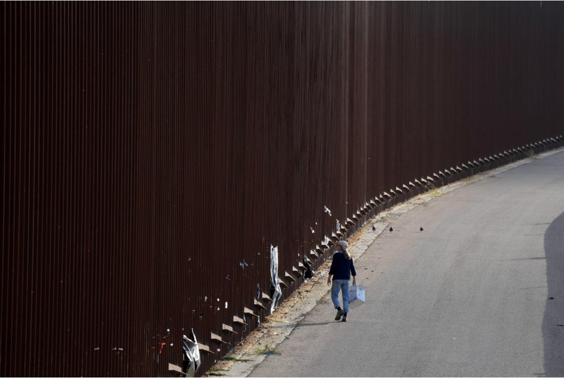 Biden kunne bygd to enorme murer langs grensa mot Mexico for det samme beløpet han har gitt i støtte til Ukraina. Foto: AP /Gregory Bull/ NTB Biden kunne bygd to enorme murer langs grensa mot Mexico for det samme beløpet han har gitt i støtte til Ukraina. Foto: AP /Gregory Bull/ NTB