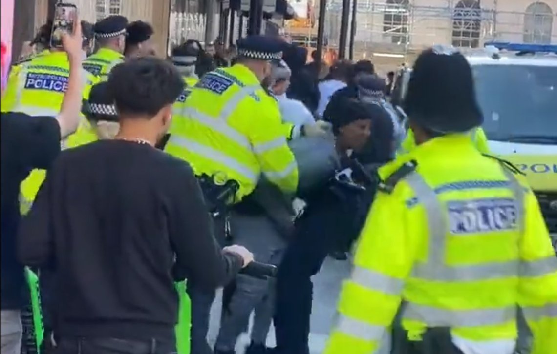 Storbritannias innenriksminister Suella Braverman gir politiet full støtte til å gjøre det som er nødvendig for å sikre offentlig ro og orden. Videoklipp fra Twitter Storbritannias innenriksminister Suella Braverman gir politiet full støtte til å gjøre det som er nødvendig for å sikre offentlig ro og orden. Videoklipp fra Twitter