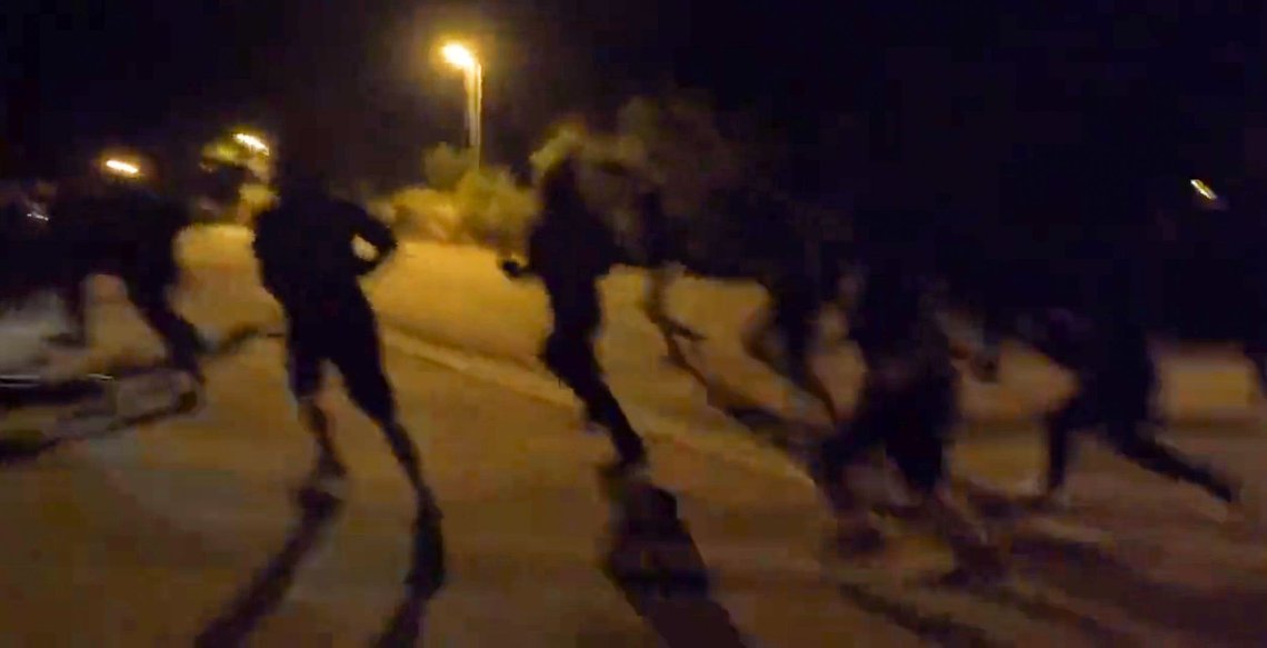 Unge korsikanske menn tar hevn i natten efterat en av deres egne ble stukket med kniv av en migrant. Klipp fra Twitter-video Unge korsikanske menn tar hevn i natten efterat en av deres egne ble stukket med kniv av en migrant. Klipp fra Twitter-video