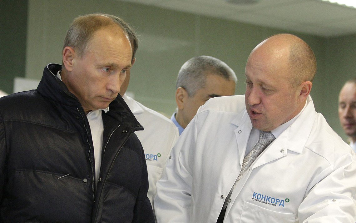 Vladimir Putin og Prigozhin i gode, gamle dager da de ikke spekulerte på å få hverandre tatt av dage. Foto: Wikimedia Commons Vladimir Putin og Prigozhin i gode, gamle dager da de ikke spekulerte på å få hverandre tatt av dage. Foto: Wikimedia Commons