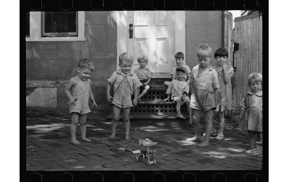 Poor children playing on sidewalk, Georgetown, Washington, D.C. in 1935. Photo: US Library of Congress. Carl Mydans, photographer
United States. Resettlement Administration. Credit Line: Library of Congress, Prints & Photographs Division, Farm Security Administration/Office of War Information Black-and-White Negatives. Poor children playing on sidewalk, Georgetown, Washington, D.C. in 1935. Photo: US Library of Congress. Carl Mydans, photographer
United States. Resettlement Administration. Credit Line: Library of Congress, Prints & Photographs Division, Farm Security Administration/Office of War Information Black-and-White Negatives.