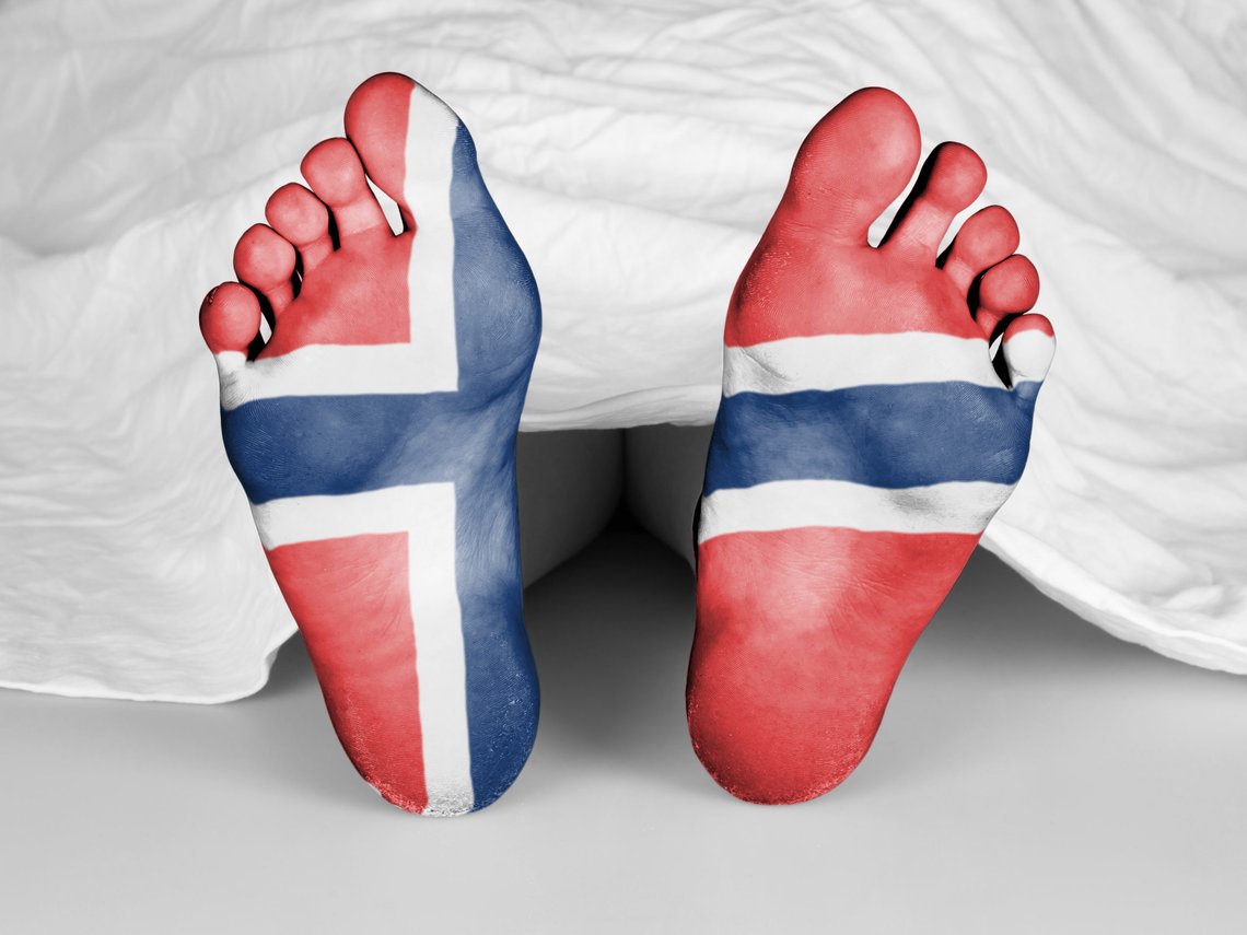 Dead body under a white sheet, flag of Norway. Photo: Shuttestock by MyImages - Micha, Netherlands. Dead body under a white sheet, flag of Norway. Photo: Shuttestock by MyImages - Micha, Netherlands.