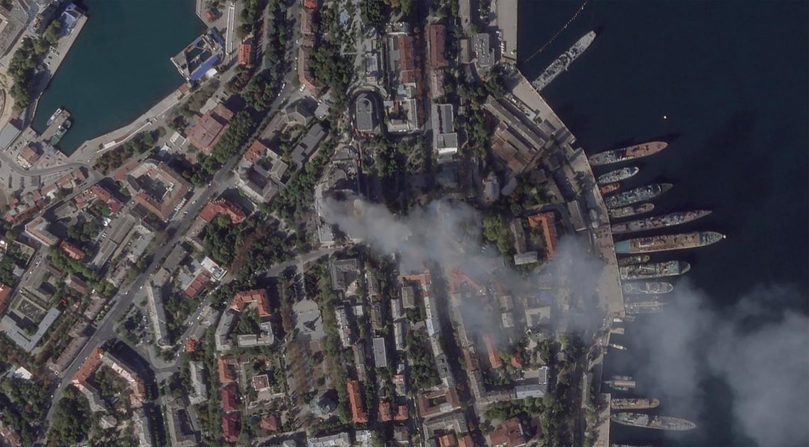 Skader på Svartehavsflåtens hovedkvarter er synlige på dette satellittbildet av Sevastopol på Krim-halvøya. Bildet ble tatt etter det ukrainske rakettangrepet på hovedkvarteret. Foto: Planet Labs PBC / AP / NTB Skader på Svartehavsflåtens hovedkvarter er synlige på dette satellittbildet av Sevastopol på Krim-halvøya. Bildet ble tatt etter det ukrainske rakettangrepet på hovedkvarteret. Foto: Planet Labs PBC / AP / NTB