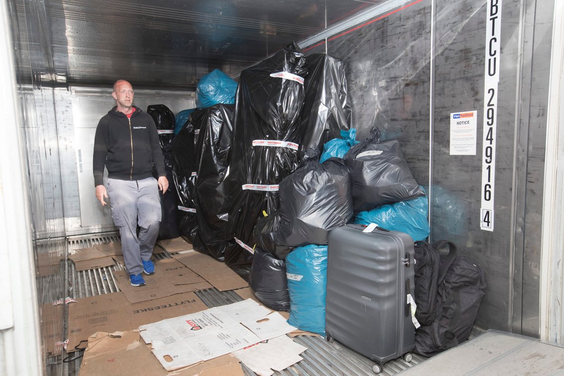 Oslo 20170724.
Kjetil Fulland fyller veggdyr infiserte gjenstander i en fryse container før de fryses ned ti -40 grader i tre dager. Mange utenlands reisende får med seg ubudne gjester hjem etter ferien.
Foto: Terje Bendiksby / NTB Oslo 20170724.
Kjetil Fulland fyller veggdyr infiserte gjenstander i en fryse container før de fryses ned ti -40 grader i tre dager. Mange utenlands reisende får med seg ubudne gjester hjem etter ferien.
Foto: Terje Bendiksby / NTB