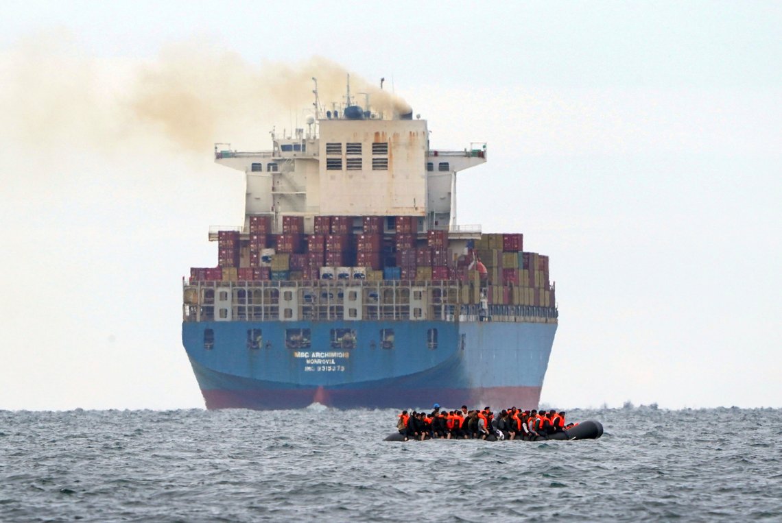 En gummibåt med det som trolig er en gruppe migranter på vei over Den engelske kanal fra Frankrike til havnebyen Dover. Lørdag kom det flere enn på noen annen dag hittil i år. Foto: Gareth Fuller / PA / AP / NTB En gummibåt med det som trolig er en gruppe migranter på vei over Den engelske kanal fra Frankrike til havnebyen Dover. Lørdag kom det flere enn på noen annen dag hittil i år. Foto: Gareth Fuller / PA / AP / NTB